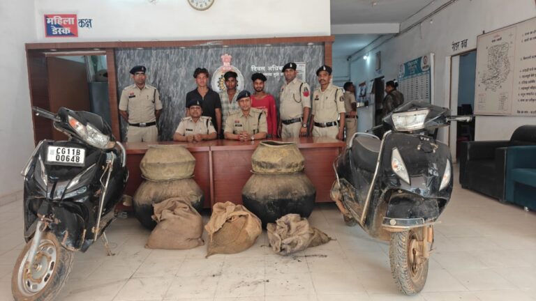 अवैध रूप से कच्ची महुआ शराब बनाकर परिवहन करने वाले 03 आरोपी गिरफ्तार, 50 लीटर कच्ची महुआ शराब भी जप्त IMG 20260321 WA0036