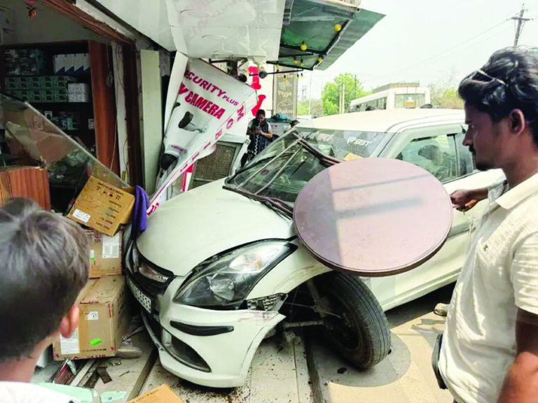 Korba: मोबाइल शॉपी की दुकान में जा घुसी तेज रफ्तार कार, नशे में धुत मिले कार सवार तीन युवक, हुए गिरफ्तार 15 copy 2