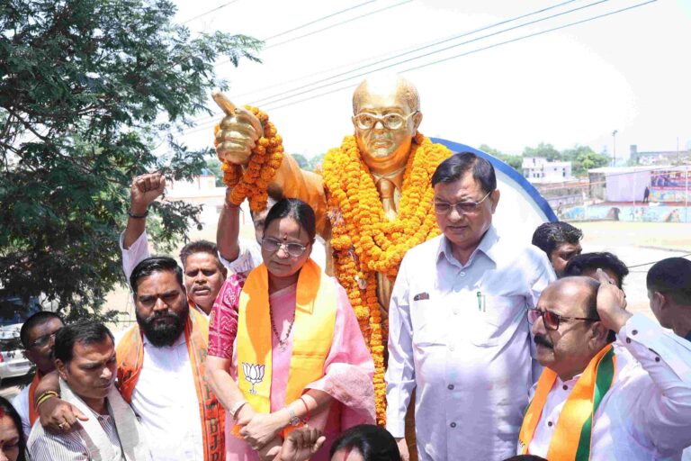 Korba: डॉ.भीमराव अंबेडकर जयंती पर मंत्री श्री लखनलाल देवांगन ने अर्पित की पुष्पांजलि, विचारों को जीवन में उतारने का किया आह्वान Compress 20260414 184616 6161