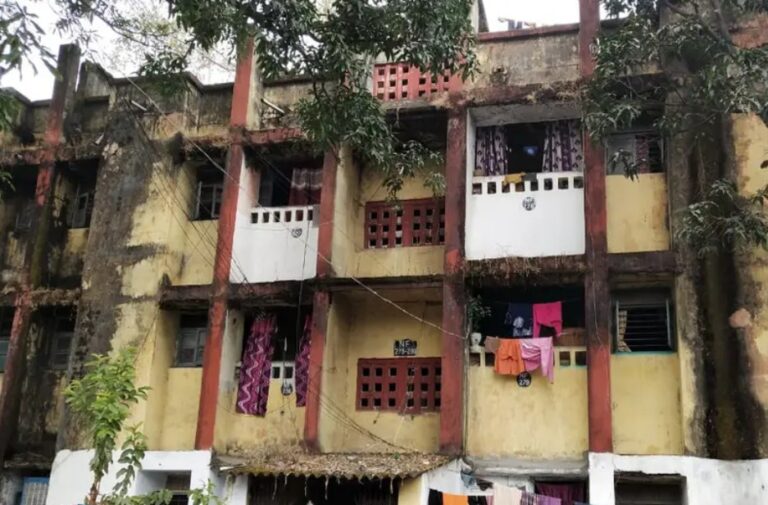 सीएसईबी कॉलोनी के आवासों को ध्वस्त करने का कार्य अटका, खाली मकानों में असामाजिक तत्वों सहित बाहरी लोगों कब्जा होने कही जा रही बात IMG 20260414 WA0019