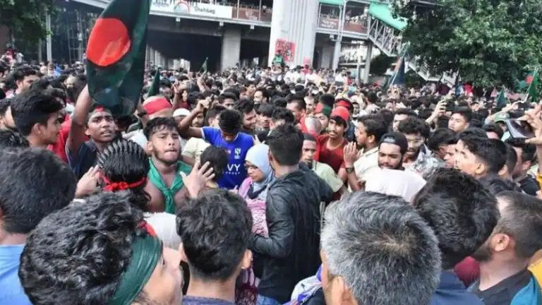 बांग्लादेश में फिर भड़की हिंसा, इस्लामी कट्टरपंथियों की भीड़ ने हिंदूओं के घरों में की तोड़फोड़ n7081509741775985183143a590e3c770e2917e744f7deba40ef37282338ebe0b7eff00cf42b498d08d1a8f