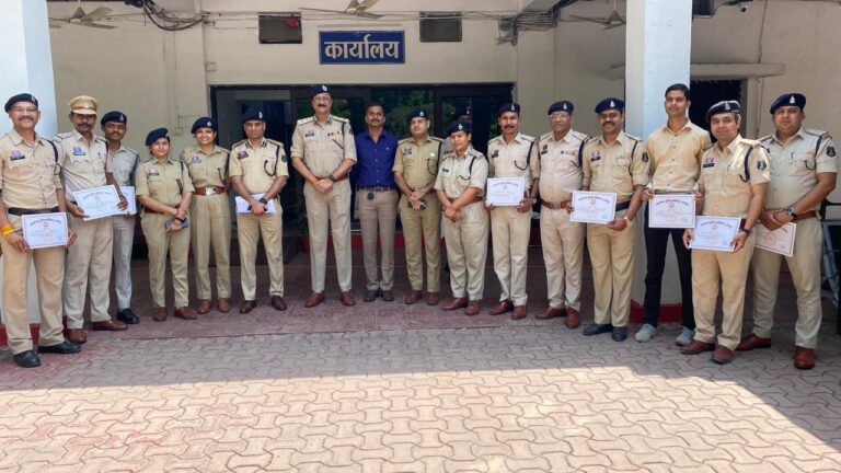 रायपुर पुलिस कमिश्नर द्वारा उत्कृष्ट कार्य करने वाले पुलिस अधिकारियों एवं कर्मचारियों का किया गया सम्मान IMG 20260523 WA0034