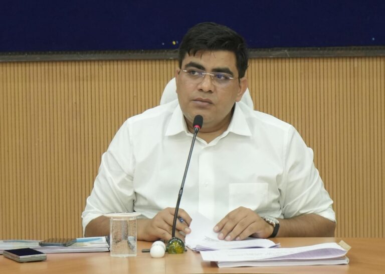 विकास कार्यों के लिए आबंटित शासकीय पैसे का दुरुपयोग करने वालो के ऊपर करें एफआईआर – कलेक्टर IMG 20260526 WA0041