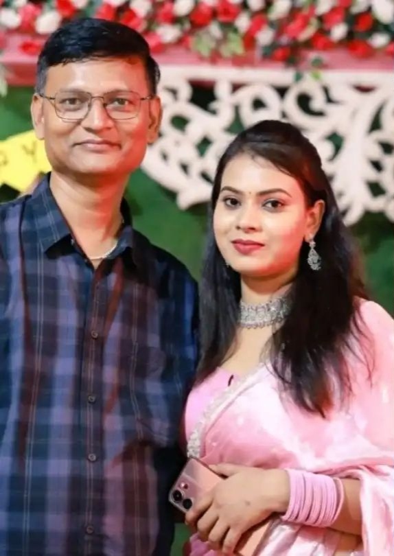 पति ने पत्नी को जमीन बेचकर पढ़ाया, नौकरी मिलते ही बना लिया प्रेमी, आपत्तिजनक हालत में रंगे हाथ पकड़ाई IMG 20260529 005215