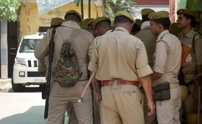 UPSC की तैयारी कर रही युवती से लखनऊ में गैंगरेप: 3 दिन तक बंधक बनाकर 3 दोस्तों ने बारी-बारी किया रेप n71345679317796469823050a62bde0c27b406de26c3682a6c1b1c42dbe372b1d573582334cd1b7ffd3c637