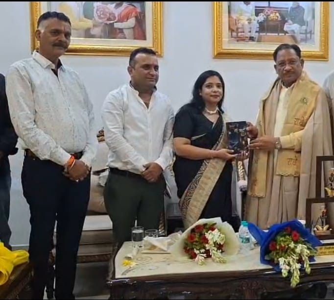 AI के दौर में किताबों की अहमियत: बिलासपुर की बेटी माही संतवानी की पुस्तक का मुख्यमंत्री विष्णुदेव साय ने किया विमोचन IMG 20260618 WA0847