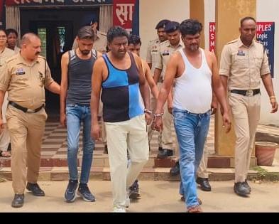 आदतन अपराधी एवं गुंडा बदमाश रज्जाक अली के विरुद्ध कोरबा पुलिस की सख्त कार्रवाई, हत्या के प्रयास के मामले में गिरफ्तार कर न्यायिक रिमांड पर भेजा गया IMG 20260619 WA0012