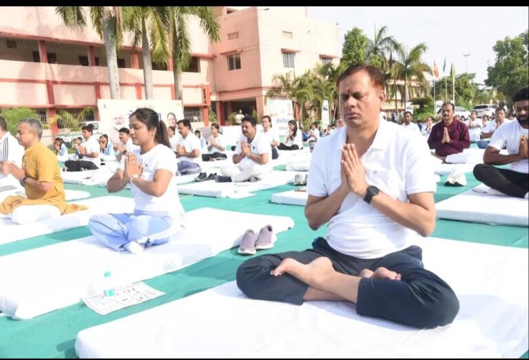 12वें अंतर्राष्ट्रीय योग दिवस पर दुर्ग में हुआ भव्य जिला स्तरीय योगाभ्यास कार्यक्रम, उप मुख्यमंत्री श्री अरुण साव मुख्य अतिथि के रूप में हुए शामिल IMG 20260622 WA00501