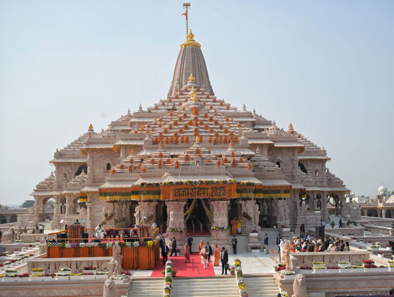 Ayodhya: श्री राम मंदिर में चढ़ावे की रकम गिनने वाले कर्मचारी लवकुश मिश्रा का महापाप, अपने घर की अलमारी और गोबर में छिपा रखे थे 10 लाख नगद Shri Ram Janambhoomi Mandir Ayodhya Dham