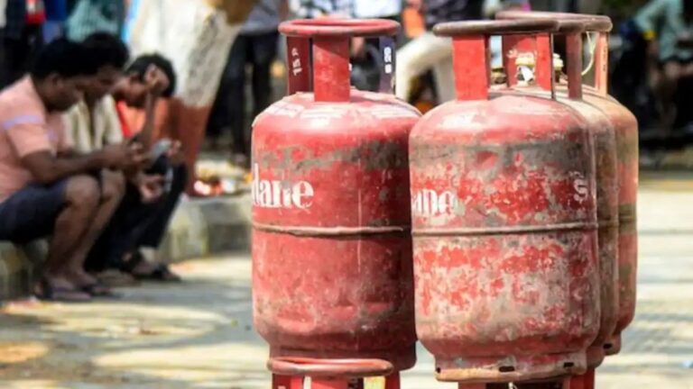 बिगड़ा रसोई का बजट! घरेलू LPG सिलेंडर 29 रुपए हुआ महंगा, आज से नई कीमतें हुईं लागू n71513248317807978758187fa25e0e671373d876beee5b7d7484bbd23826b2d74d684618844b0fc33b7150