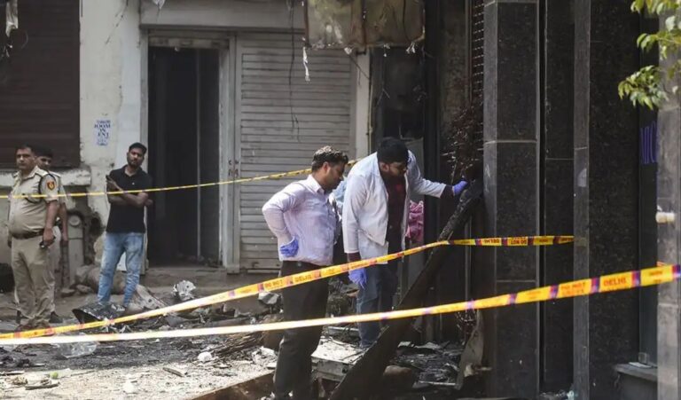Delhi: बेगुनाहों की जिंदगियों से खेलता भ्रष्ट तंत्र, दिल्ली में विभिन्न अग्निकांड हादसों में अब तक सैकड़ो लोगों की जा चुकी है जान, आखिर कब थमेगा ये सिलसिला ? n715461899178109689165577bcf9ca7bbfeb859b53ea9df7cf7ba17818345621c22205ee8fd454469517a7