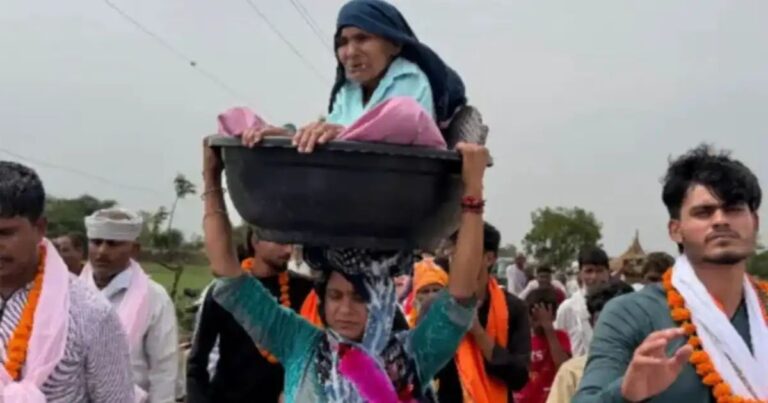 90 साल की सास की आखिरी इच्छा पूरी करने निकली बहू, सिर पर टब में बिठाकर करा दी 84 कोस परिक्रमा, स्वागत में लोगों ने की पुष्पवर्षा n7158878291781327625129dc25f47cc056764d35cf87e56ed6b32d5ed3beeddb4b0df80549deff7b95e60f