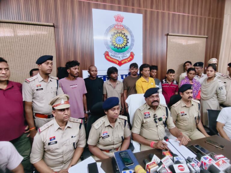 अंधे कत्ल का सक्ती पुलिस ने किया खुलासा, 4 लाख सुपारी देकर कराई गई थी महिला की हत्या, प्रेम संबंध के चलते पति-पत्नी ने रची थी हत्या की साजिश, वारदात में शामिल सभी 9 आरोपी गिरफ्तार IMG 20260701 WA0019