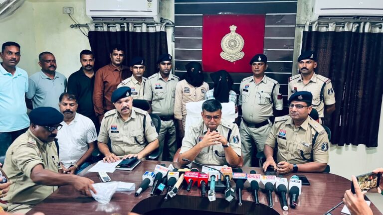 Korba: बहुचर्चित राज ज्वेलर्स छुरी लूट मामले में पुलिस ने किया सनसनीखेज खुलासा, दो आरोपी गिरफ्तार, एक अन्य फरार आरोपी की तलाश जारी IMG 20260706 WA0055