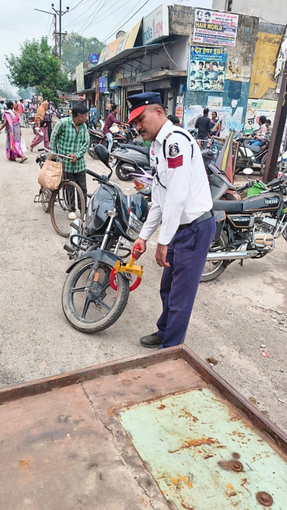 Korba: यातायात पुलिस ने सख्त कार्यवाही करते हुए मॉडिफाइड बुलेट, ट्रिपल सवारी और नो पार्किंग पर 5.38 लाख से अधिक का वसूला समन शुल्क IMG 20260714 WA0011