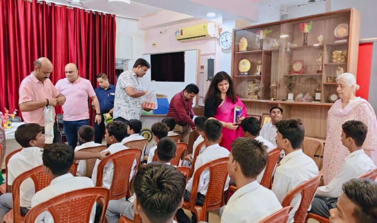 दिव्य ज्योति स्कूल पहुंचीं भाजपा की राष्ट्रीय उपाध्यक्ष सरोज पांडेय, दिव्यांग बच्चों के बीच बिताए आत्मीय पल IMG 20260720 WA0096