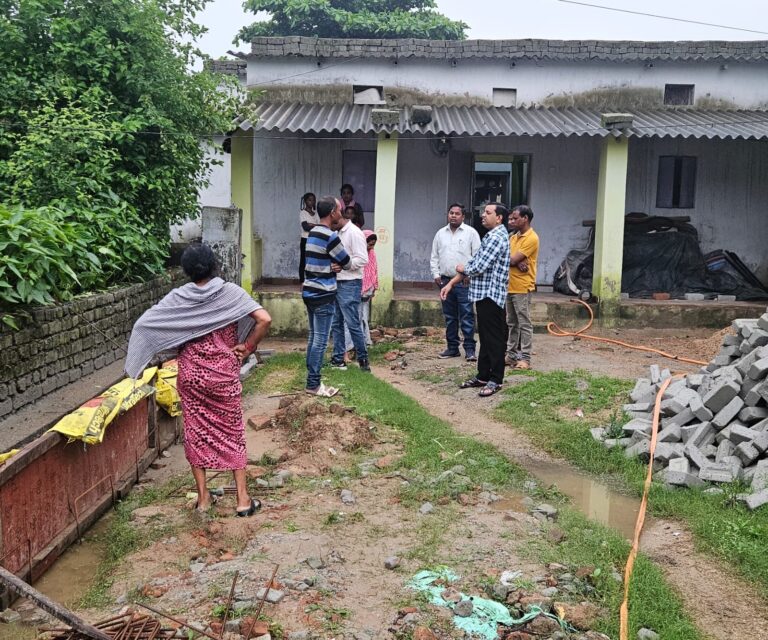 भाजपा दुर्ग संभाग प्रभारी एवं पार्षद नरेंद्र देवांगन ने वार्ड क्र.18 में निर्माण कार्यों का किया गहन निरीक्षण, गुणवत्ता और जलभराव समाधान पर दिया विशेष जोर IMG 20260722 WA0030 1