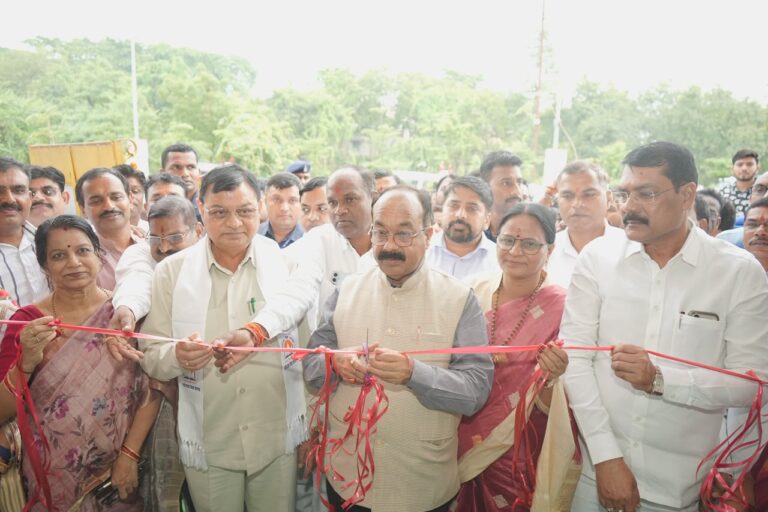 उपमुख्यमंत्री एवं प्रभारी मंत्री ने कोरबा जिले को 73 करोड़ रुपये से अधिक के विकास कार्यों की दी सौगात, प्रधानमंत्री आवास योजना के हितग्राहियों को कराया गया गृहप्रवेश, सौंपी आवास की चाबी IMG 20260723 WA0145