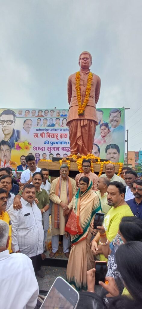 छत्तीसगढ़ के लोकप्रिय जननेता स्व. बिसाहूदास महंत जी को उनकी 48वीं पुण्यतिथि पर याद किया गया IMG 20260724 WA00391