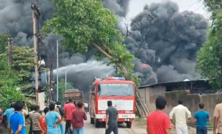 Korba: इंडस्ट्रियल एरिया स्थित वेस्टर्न इलेक्ट्रोड नामक कार्बन फैक्ट्री में लगी भीषण आग, मचा हड़कंप IMG 20260725 WA0026 780x470 1