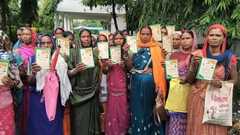Korba: राशन कार्ड से नाम कटने पर परेशान ग्रामीण जनदर्शन में कलेक्टर से की शिकायत IMG 20260721 14034550