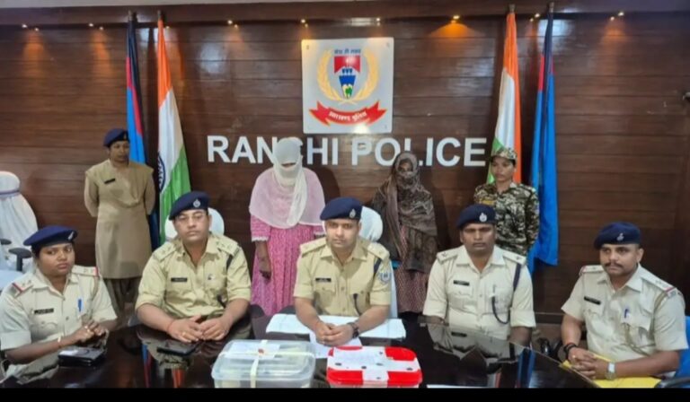 80 लाख की जगुआर से बिल्डर के घर पहुँचकर की करोड़ों की चोरी, अंतरराज्यीय गिरोह की 2 महिलाएं गिरफ्तार, सरगना की तलाश जारी IMG 20260724 064617