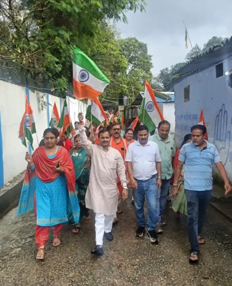 Korba: भाजपा नेताओं की तिरंगा यात्रा में नजर आया उल्टा तिरंगा, लापरवाही या मानवीय चूक ! 1007192751
