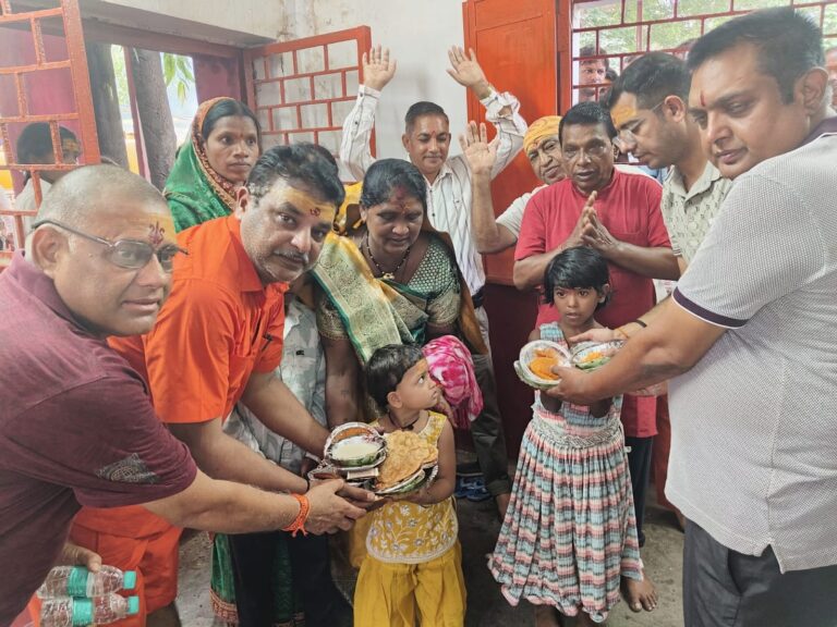 हर-हर महादेव के जयघोष से गूंजा कनकेश्वर धाम, विशाल भंडारे में हजारों शिवभक्तों ने ग्रहण किया महाप्रसाद IMG 20260803 WA0013