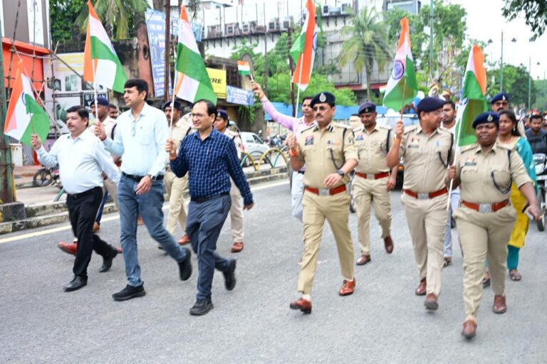 बिलासपुर पुलिस द्वारा भव्य तिरंगा यात्रा का आयोजन, देशभक्ति के रंग में रंगा बिलासपुर, गूंजे राष्ट्रभक्ति के जयघोष IMG 20260811 WA0047