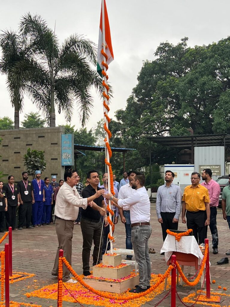 न्यू कोरबा हॉस्पिटल में मरीज के साथ किया ध्वजारोहण, बेहतर स्वास्थ्य सेवाएं देने डॉ. चंदानी ने दोहराई प्रतिबद्धता IMG 20260816 WA0079