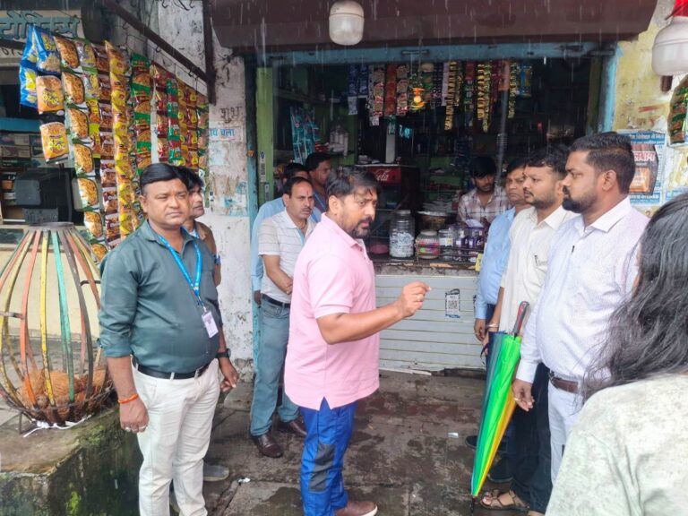Korba: नगर निगम आयुक्त स्वयं उतरे सड़क पर, शैक्षणिक संस्थानों के समीप 64 दुकानों व ठेलों पर तंबाकू उत्पाद विक्रय पर कराई कार्यवाही, मचा हड़कंप IMG 20260821 WA0058
