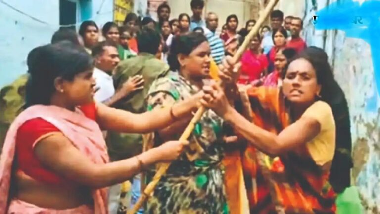 अजब प्रेम की गजब कहानी ने मचाया बवाल, तीन बच्चों के पिता का पांच बच्चों की मां पर आया दिल, दोनों पक्षों में जमकर चले लाठी-डंडे IMG 20260826 011022