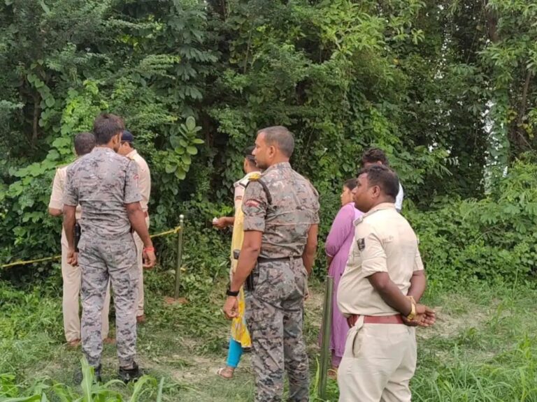 Mujaffarpur: संपत्ति विवाद को लेकर छोटे भाई ने बड़े भाई और भाभी को उतारा मौत के घाट, आरोपी की तलाश में जुटी पुलिस n7243542441787562477368240c34e40c0aacad652d21ef3d693d4b4cf72b6393790088d92f8759835a3a49