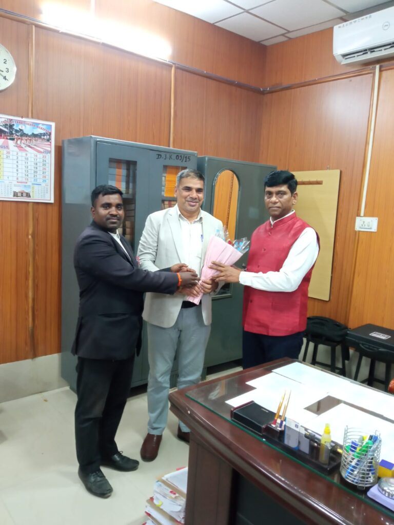 न्यायाधिपति के रूप में चयनित होने पर अधिवक्ता धनेश कुमार सिंह ने न्यायमूर्ति संतोष शर्मा को दी बधाई IMG 20260910 WA0015