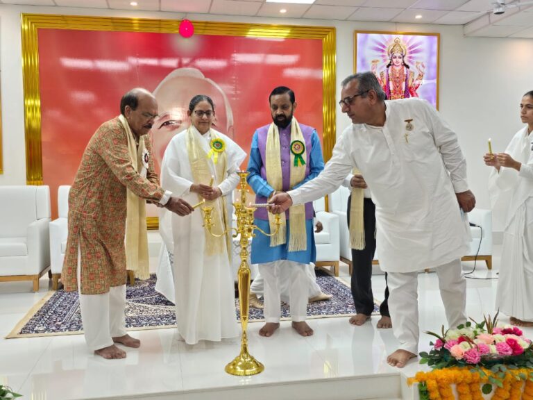 विश्वकर्मा दिवस पर कर्मयोगी शिल्पियों का ब्रह्माकुमारीज ने किया सम्मान; उद्यमी बोले- शांति व चरित्र निर्माण के केंद्र है ब्रह्माकुमारीज; राष्ट्रीय सफाई कर्मचारी आयोग के अध्यक्ष भी हुए शामिल IMG 20260917 WA0039