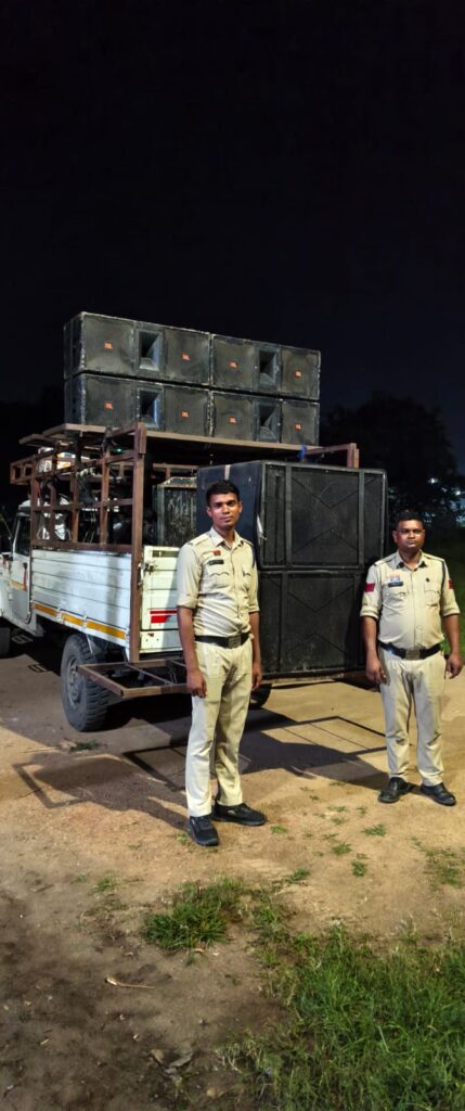 Korba: गणेश विसर्जन में पुलिस की सख्ती: नियम तोड़ने वाले डीजे एवं पिकअप वाहन जप्त, अत्यधिक तेज व बेसुरी आवाज में डीजे बजाने पर ‘कोलाहल नियंत्रण अधिनियम’ के तहत हुई कार्रवाई IMG 20260921 WA0010