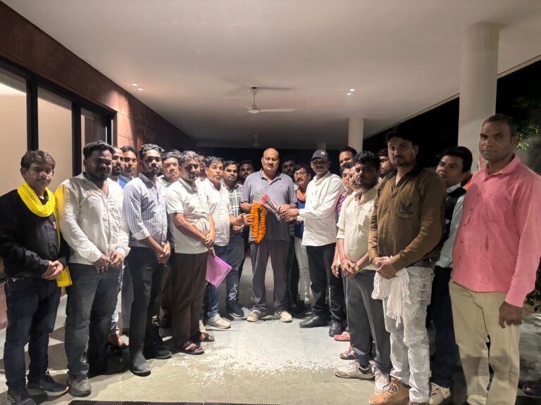 असंगठित क्षेत्र समस्या निवारण प्रकोष्ठ के नवनियुक्त पदाधिकारियों ने जयसिंह अग्रवाल से लिया आशीर्वाद IMG 20260922 WA0067