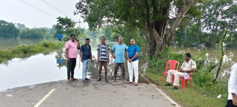 Sakti: गंगरेल बांध के गेट खुलने से महानदी में उफान, बाढ़ की आशंका के बीच प्रशासन अलर्ट IMG 20260927 WA0048