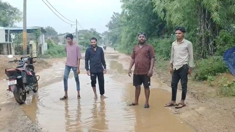 Korba: बारिश में बदहाल हुई सोहागपुर-मुकुंदपुर सड़क, ग्रामीणों की बढ़ी परेशानी IMG 20260906 05031790