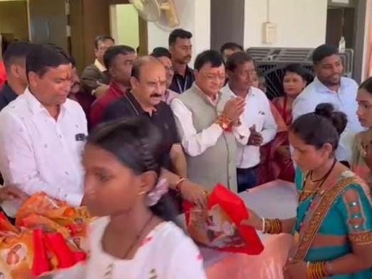 कोरबा में ‘साड़ी राजनीति’: तीज-रक्षाबंधन के बहाने महिलाओं को साधने की होड़, मंत्री-पूर्व मंत्री के आयोजनों में उमड़ी भीड़ IMG 986aa941 9a5e 4db8 8d19 b70f436c9640