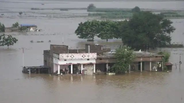 गंगा समेत 10 नदियों में बाढ़ से बिहार में तबाही, नालंदा और पटना में तटबंध टूटे n7256484651788491014627da66d489fac124ab0f6c45f6f5e85d258c728f5ba0cc782dc30bd4f8bb759206