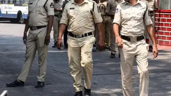 ड्रग्स दे देकर रेप करते रहे 8 हैवान, कार से लेकर ट्रेन तक में नोचा शरीर, हैदराबाद में छात्रा से हैवानियत की हद पार, सभी आरोपी गिरफ्तार n7268999851789440712279b2e80c0f43956af0a52bcc242f540e6d5e3e520b10c121fa68dc2e9471f7dcef
