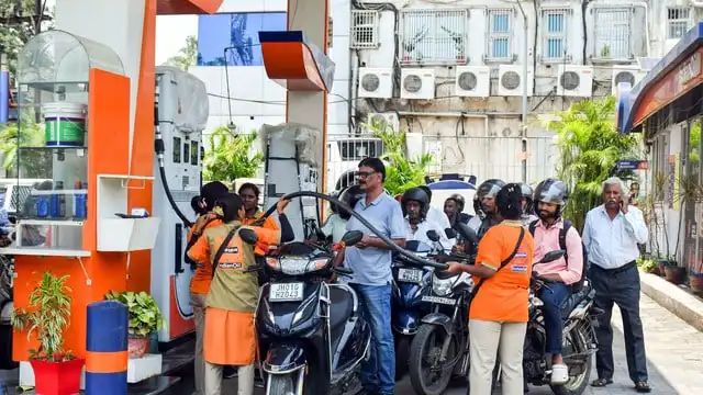 New Delhi: पेट्रोल पंप पर तेल भरवाने जा रहे हैं? कैश रख लें, UPI पर डीलरों ने दी चेतावनी n72710978417896122020547c945b3bbd69dac7f07892fd935c85facd8dae41c34a0d2c58b7de9be3c3105c