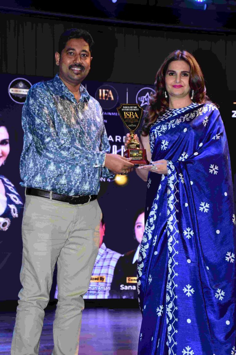 Mumbai: बॉलीवुड अभिनेत्री मोनिका बेदी ने डॉ. कृष्णा चौहान को “इंडियन सितारे बॉलीवुड अवॉर्ड” से किया सम्मानित Compress 20261009 142236 6407