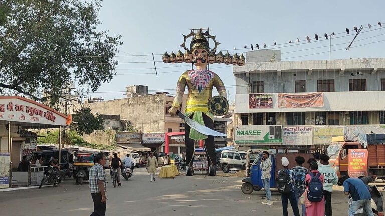 नवरात्रि के अंतिम दिन जगह-जगह भोग भंडारे का आयोजन, विभिन्न पूजा समितियों द्वारा की जा रही रावण दहन की जोर शोर से तैयारी….जानिए कब, कहां और कितने बजे किया जाएगा रावण दहन Compress 20261019 193641 1771