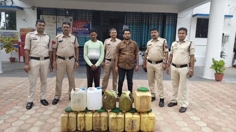 पुलिस थाना कोटा की अवैध महुआ शराब तस्करों पर बड़ी कार्रवाई,133 लीटर कच्ची शराब व मोटरसाइकिल जब्त, 2 आरोपी गिरफ्तार IMG 20261007 WA0011