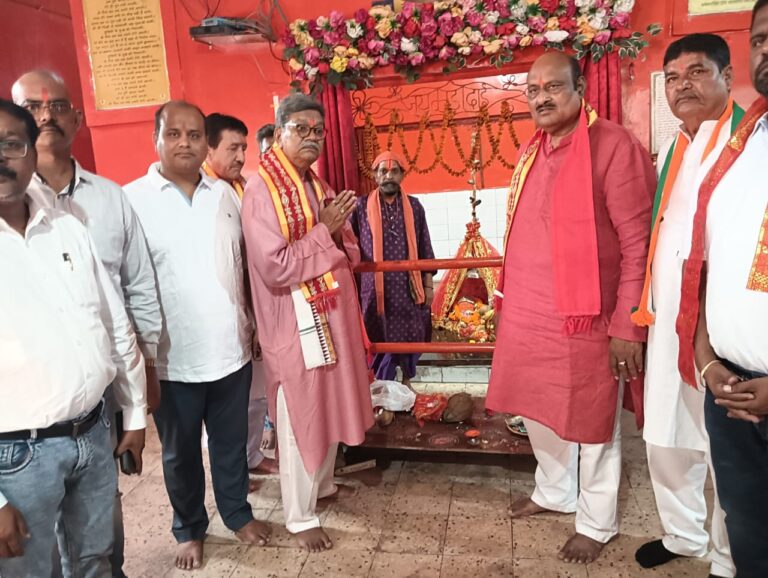 शारदीय नवरात्रि पर जयसिंह अग्रवाल ने विभिन्न मंदिरों में की पूजा-अर्चना, माता रानी से क्षेत्रवासियों के सुख, शांति, समृद्धि एवं खुशहाली की कामना — डॉ. चरणदास महंत भी रहे साथ IMG 20261016 WA0044