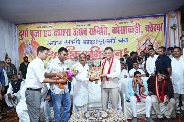 विजयादशमी पर शहर के प्रमुख दशहरा उत्सवों में शामिल हुए उद्योग मंत्री श्री लखन लाल देवांगन….अधर्म पर धर्म, असत्य पर सत्य और बुराई पर अच्छाई की विजय का पर्व है विजयादशमी : श्री देवांगन IMG 20261021 WA00411 1