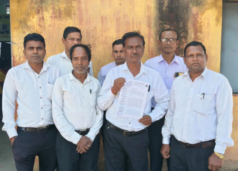 Korba: हरदीबाजार तहसीलदार को कार्यमुक्त करने की मांग, 2 नवंबर से अनिश्चितकालीन तालाबंदी का ऐलान, पर्याप्त स्टाफ के साथ स्थायी तहसीलदार की भी मांग IMG 20261030 WA0039