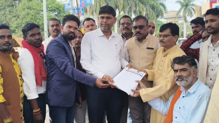ACB ग्रुप की शिकायतों पर कार्रवाई नहीं होने से कोरबा कलेक्टर कार्यालय के समक्ष धरना, कलेक्टर के माध्यम से शासन को सौंपा ज्ञापन IMG 20261031 WA0008